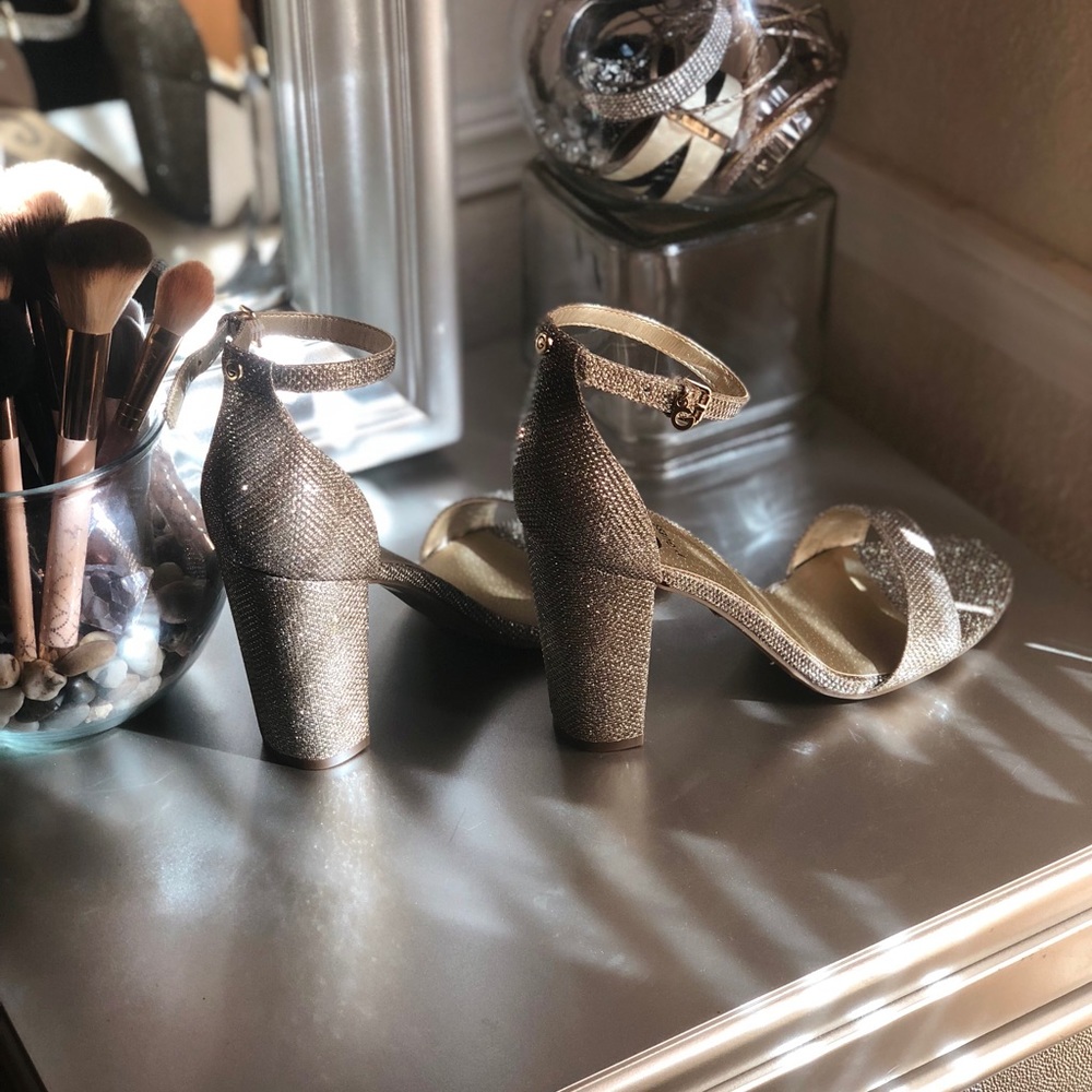 Gold heels - Picture 2 of 3